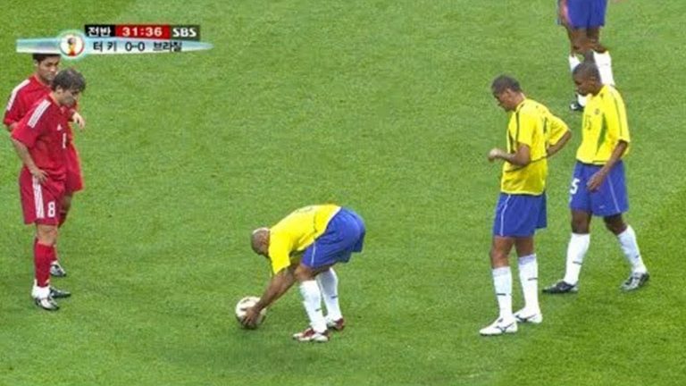 Roberto carlos jugador de futbol brasileño